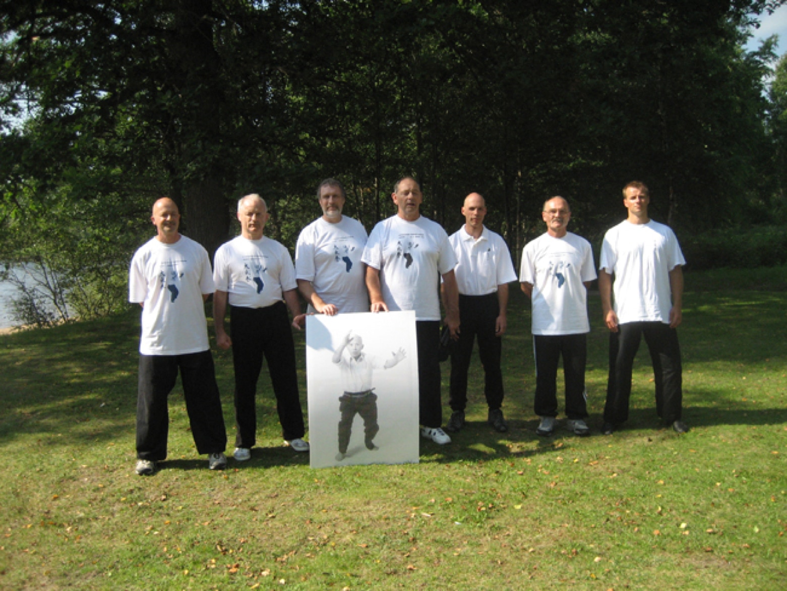 Group photo international Taikiken Sensei team with picture Sawai Sensei.